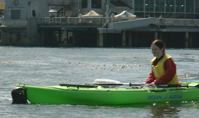 otter pulling up on to kayak: 