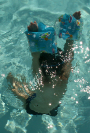 water wings hold child underwater: 