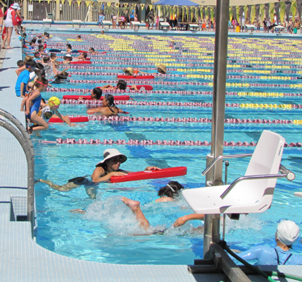 2012 silicon valley kids triathlon youngest in motion.: kids starting swim race with adults assisting them