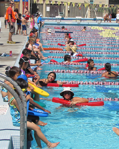 2012 kids tri under six getting in pool: kids tri climbing into the pool