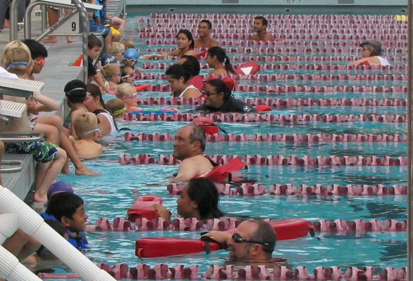 6 and under group SVKT 2011: triathletes aged six and under with lifeguards in the water just before their swim