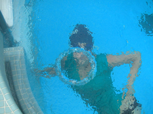 donut shaped bubble in swimming pool: 