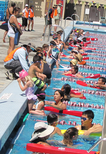 kids tri under six waiting to get in pool: kids tri 2012 youngest swimmers at pool edge before race