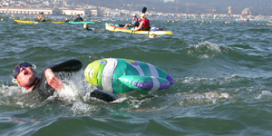 woman swimming with balloon: 