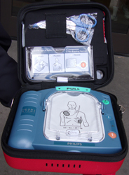 aed case unzipped showing scissors in the upper compartment