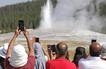 people photographing with cell phones blocking other photographers