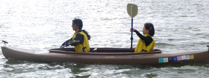 2 women briskly paddling