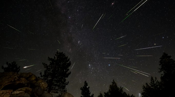 meteor streaks in multiple directions